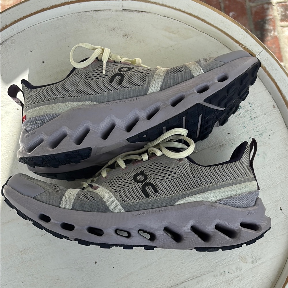 On cloud-surfer Running Cream and Purple Athletic Shoes Size 8.5